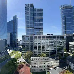 W Centrum Warszawy Z Darmowym Parkingiem , Warszawa Polska